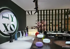 De stand van LYXO Design, onderdeel van het Italiaanse merk Veca, dat al bijna 30 jaar gerecycled plastic omtovert tot functioneel design. 